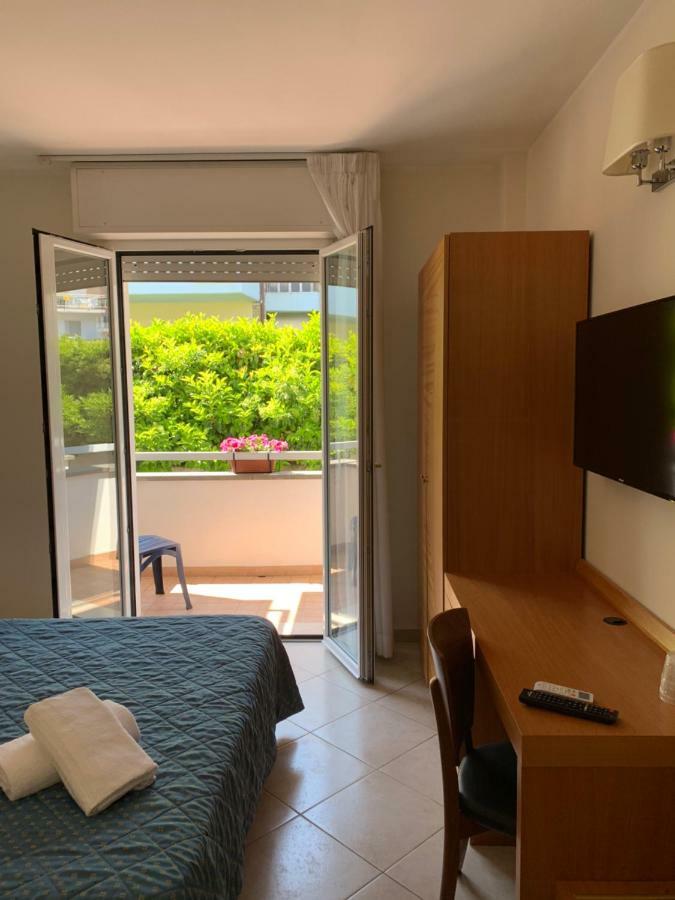 Hotel Mare Azzurro Terracina Ngoại thất bức ảnh